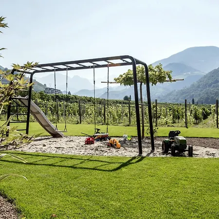 Trianglhof Surrounded By Vineyards بولزانو